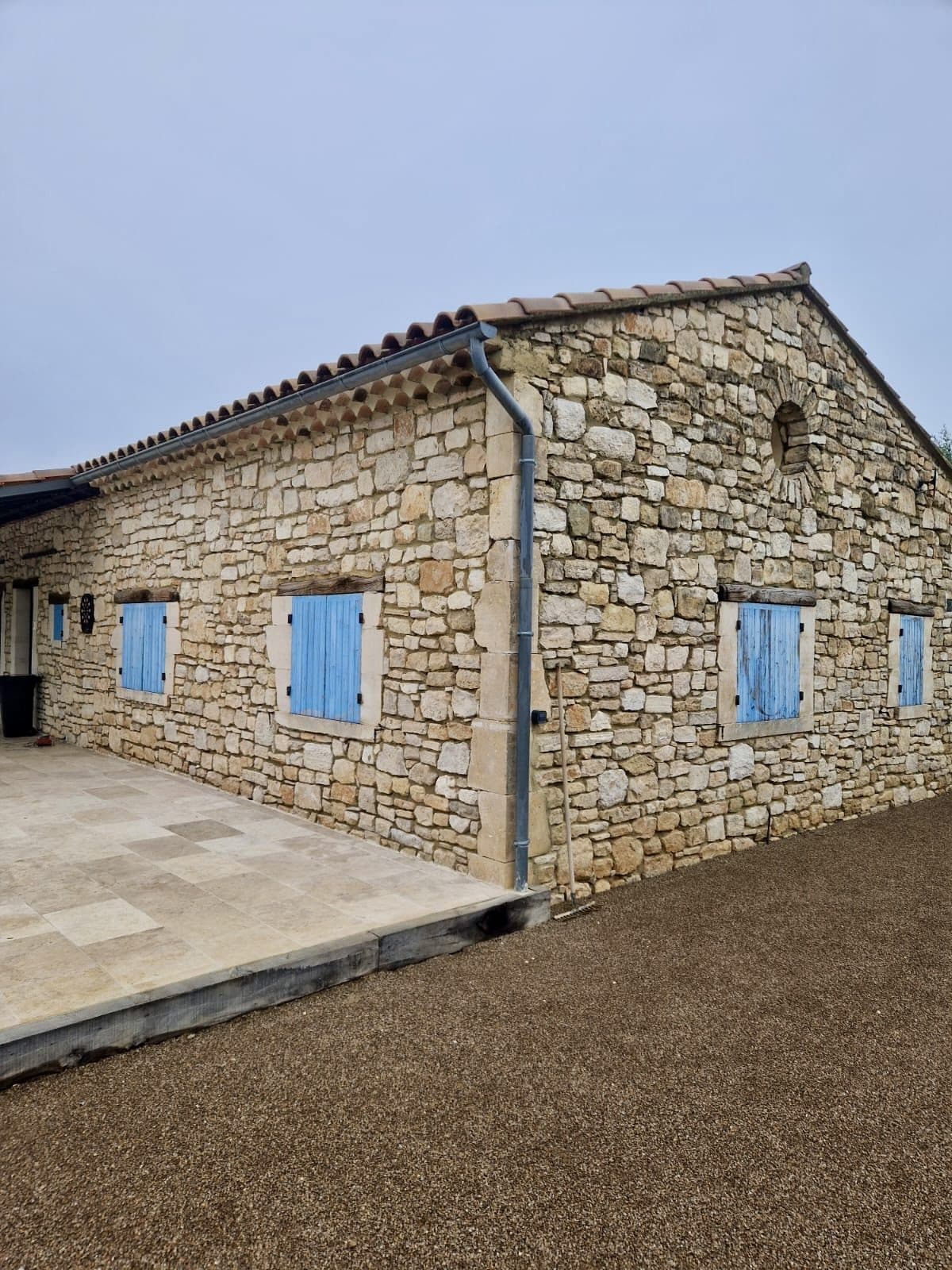 Bastide en pierre rejointée à Castillon-du-Gard