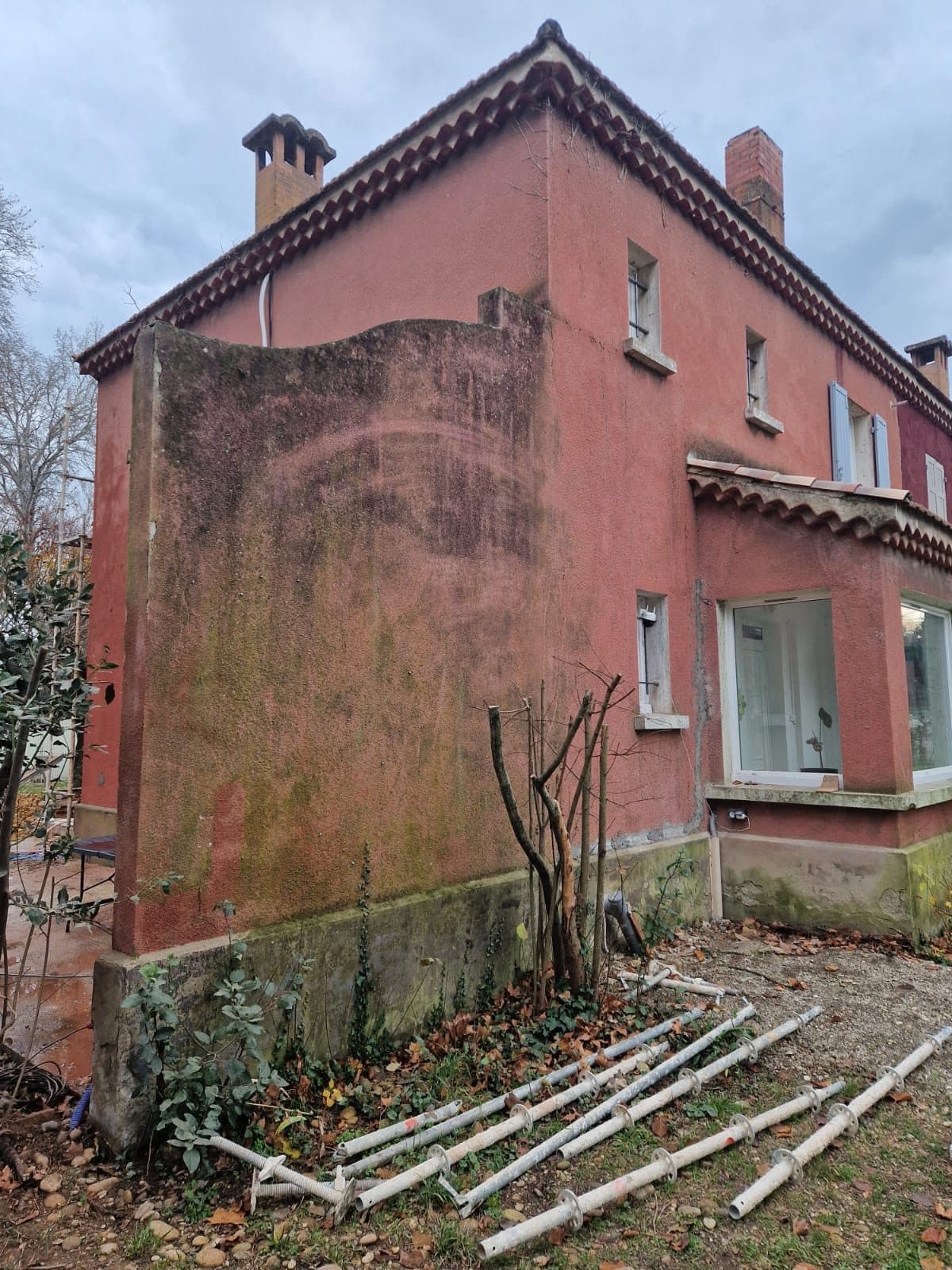 Comment repérer les premiers signes d'une façade fatiguée ?